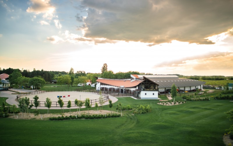 Lovarda madártávlatból