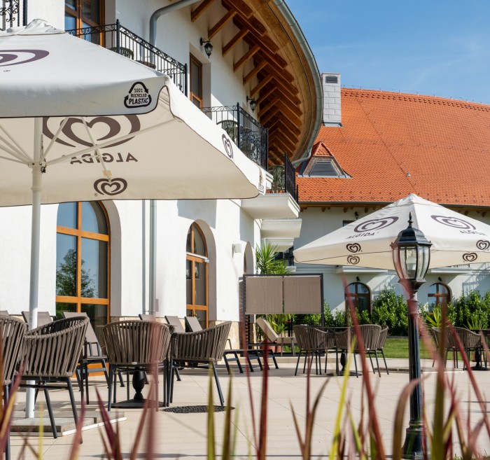 Hungarikum Hotel - Kamillavirág Wellness - Napozóterasz (6)