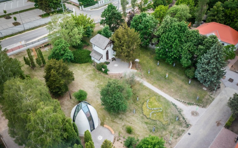 Bibliaház a Szent István kápolnával madártávlatból